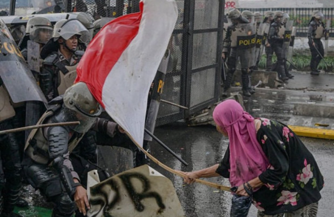 Ibu Ana dan kerudung pink ikoniknya.
